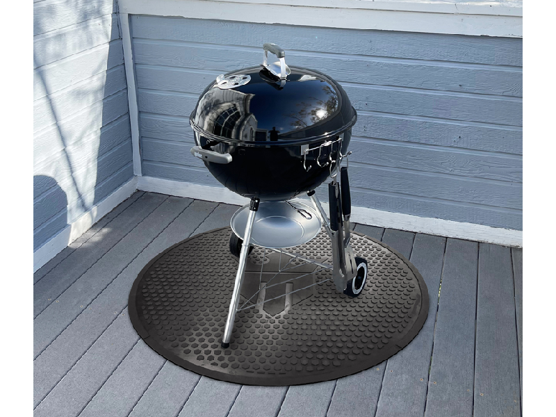 schwarze runde BBQ-Matte mit Logo Matsmiths unter dem Griller