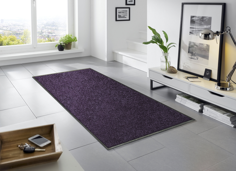 Läufer in Violett im Wohnzimmer